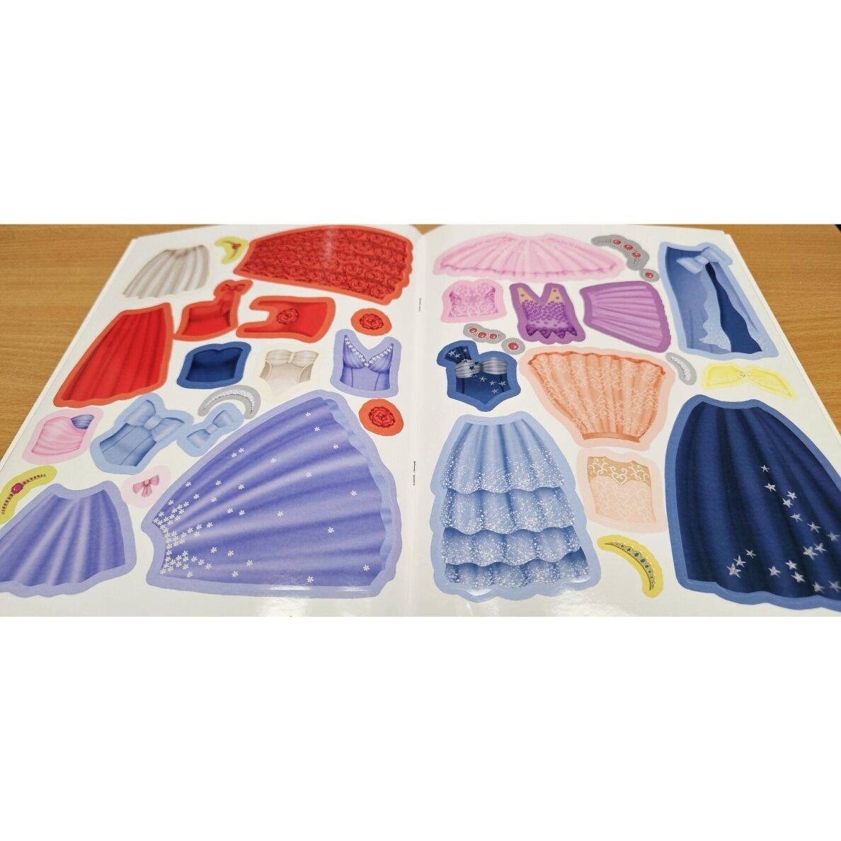 Aprenk karalaites. Su 70 daugkartinių lipdukų