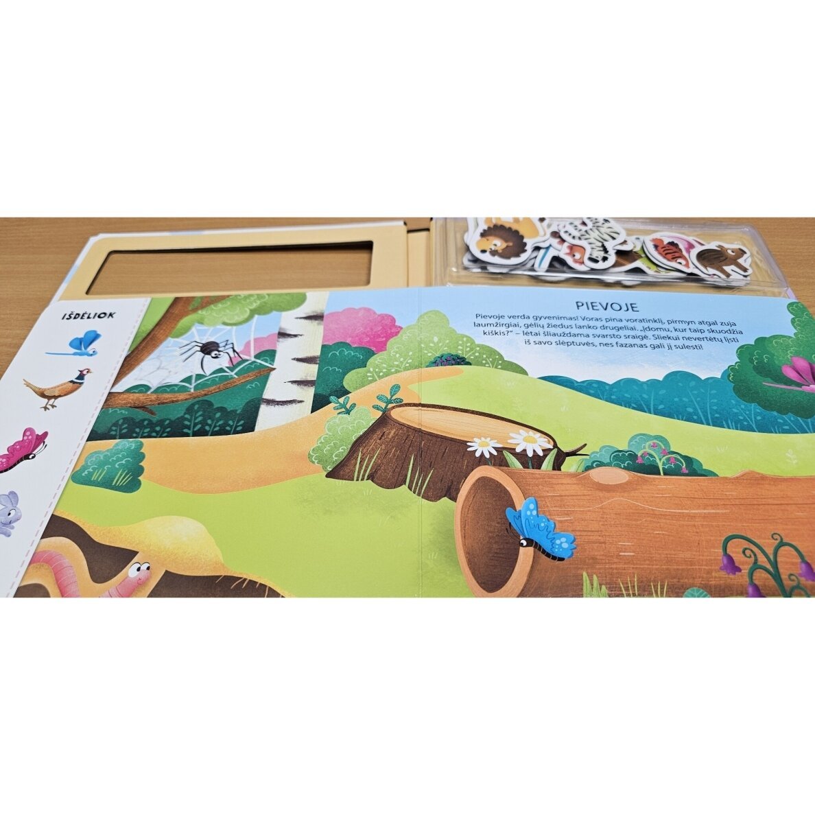 Ši knygelė kviečia vaikus susipažinti su gyvūnais ir kurti vaizdinius pasakojimus. Papildyti iliustracijas padės net 25 magnetukai, sudėti į knygoje esančią patogią dėžutę. Jie prilimpa prie puslapių ir yra lengvai nuimami. Žaisdami vaikai lavins vaizduotę, smulkiąją motoriką, atmintį, pažintinius gebėjimus ir kartu smagiai leis laiką.