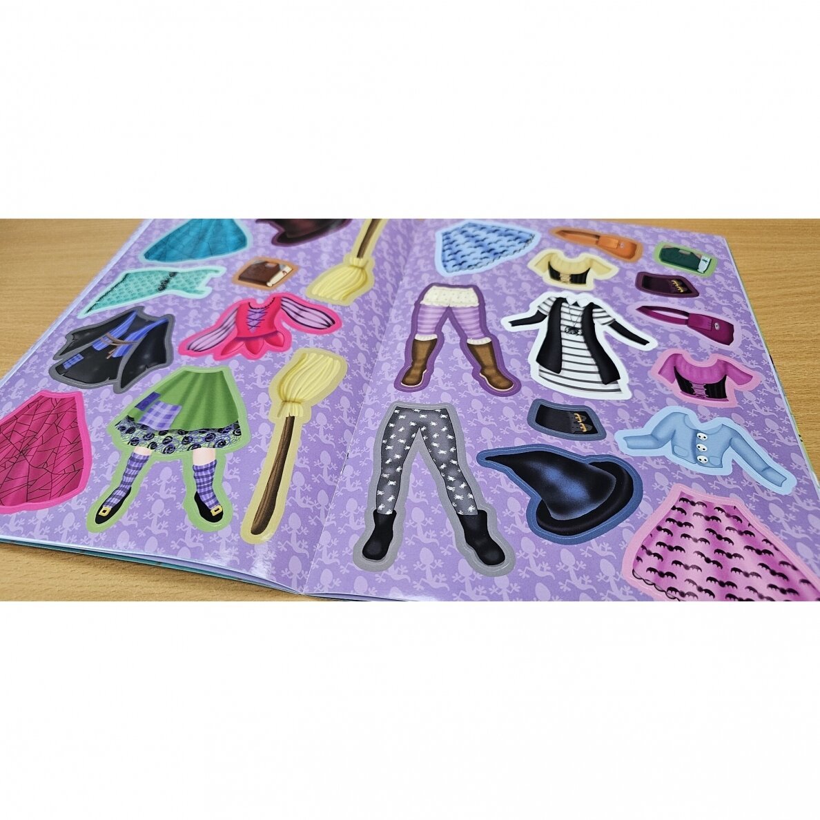 Aprenk mane! Mažosios burtininkės. Su daugkartiniais lipdukais - Image 2