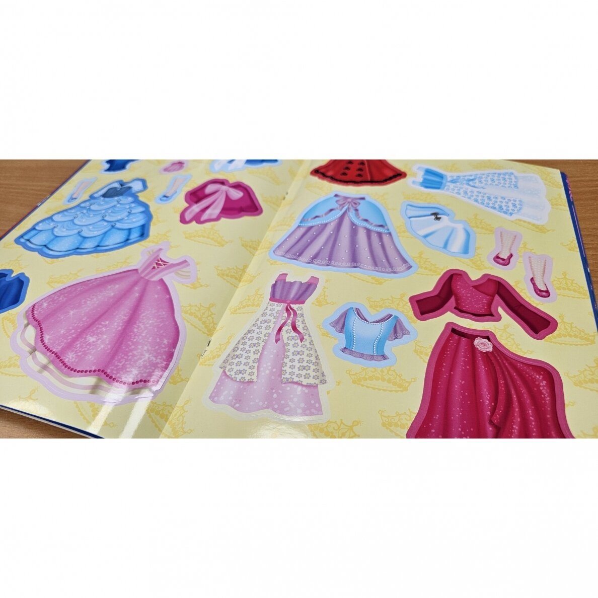 Aprenk mane! Mažosios princesės. Su daugkartiniais lipdukais - Image 2