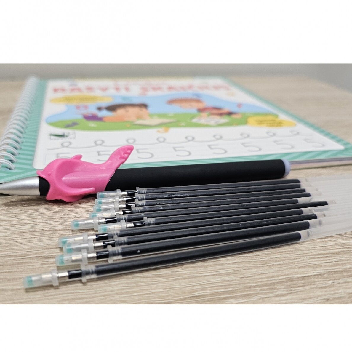 Lengva rašyti skaičius. Įspausti grioveliai rašyti. Išnykstančio rašalo tušinukas su laikikliu + širdelės. Daugkartinio naudojimo pratybos 4-6 metų vaikams - Image 6