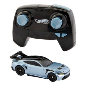 Hot Wheels RC Ford Mustang GTD – melsvai sidabrinis automodeliukas su juodu sparnu ir pulteliu