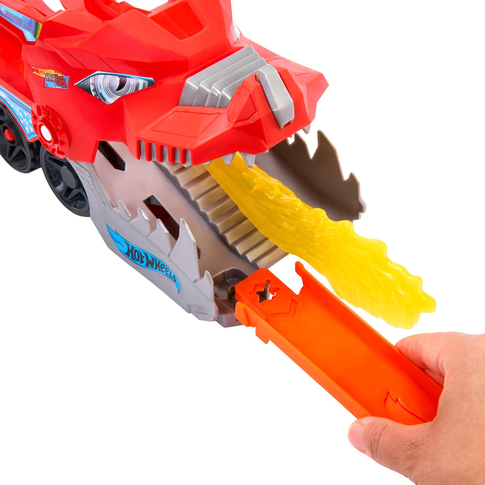 Prie raudonojo drakono nasrų prijungiama oranžinė Hot Wheels trasa