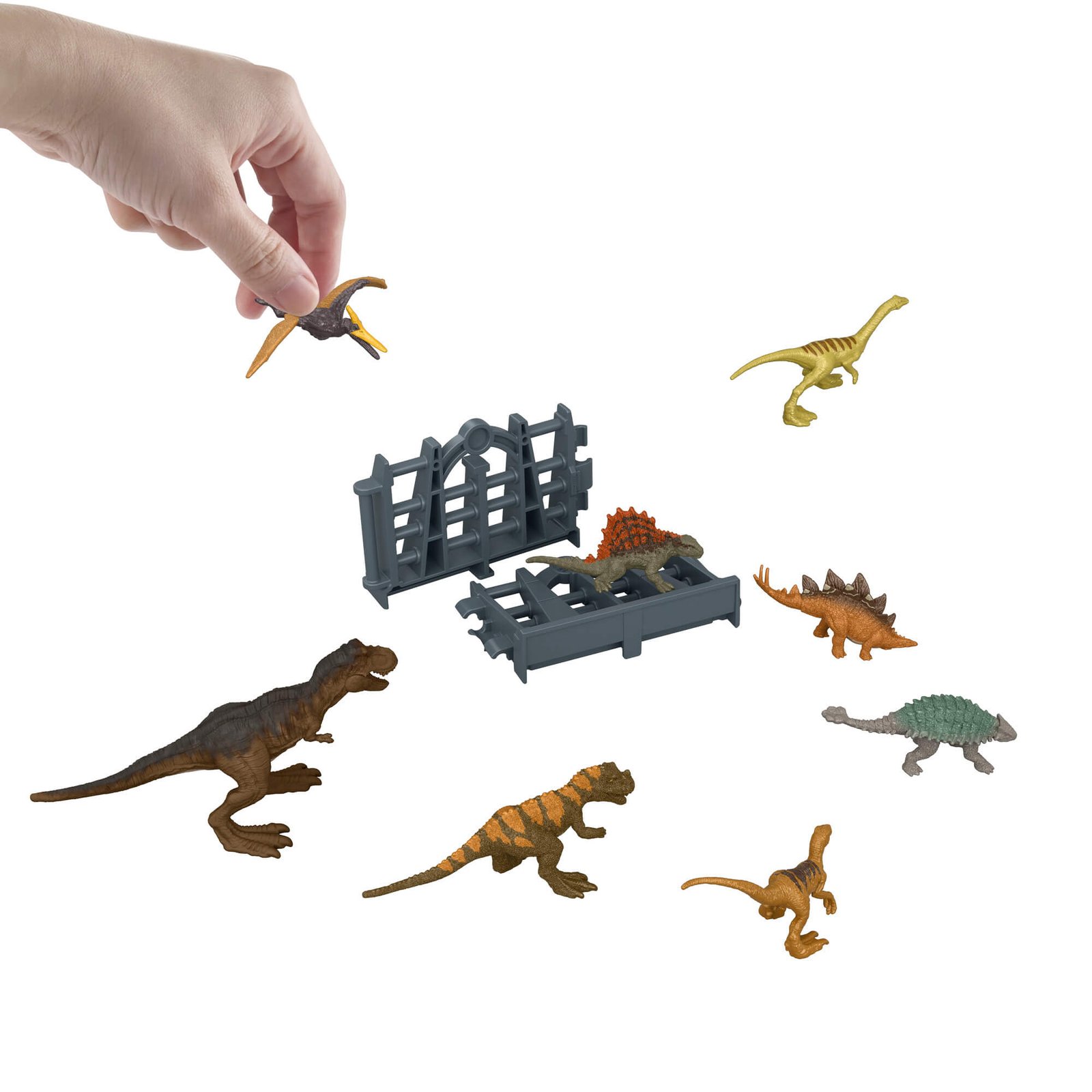Vaiko ranka laiko mini pterozaurą, šalia – stegozauras, T. rex ir tvoros elementai