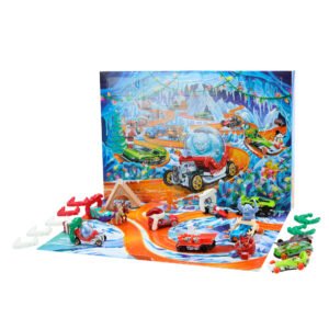 Hot Wheels advento kalendoriaus automodeliukai ir žiemiški priedai aplink žaidimų kilimėlį su oranžine trasa