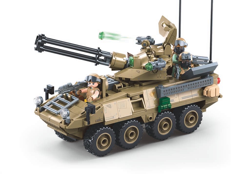 Smėlio spalvos aštuonratis Stryker ADS šarvuotis iš priekio su kareivių figūrėlėmis