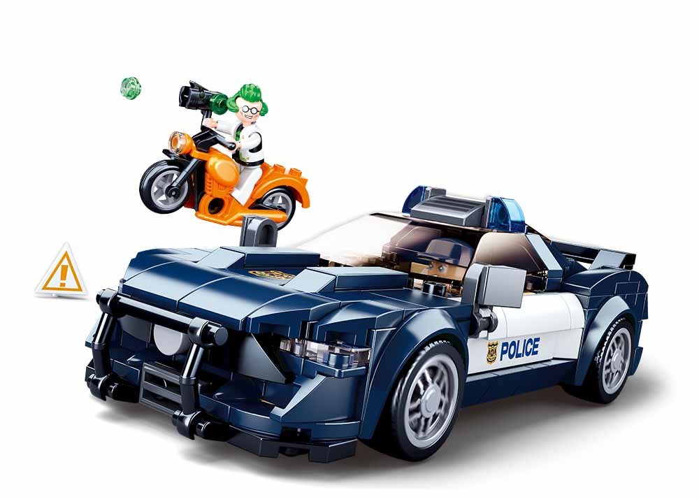 Mėlynai baltas policijos automobilis ir pažeidėjas ant oranžinio motociklo