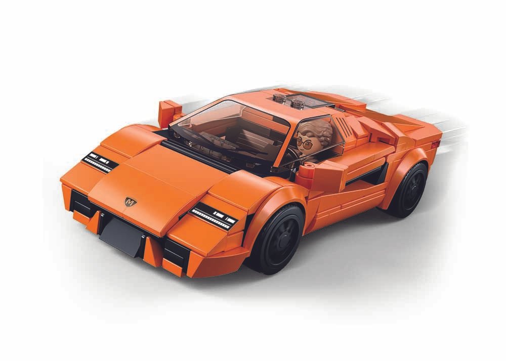 Oranžinis sportinis automobilis iš priekio ir šono su vairuotoju salone