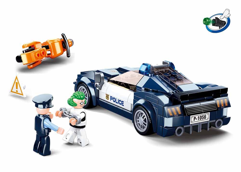 Policininkas sulaiko pažeidėją šalia nuversto motociklo, automobilis iš galo