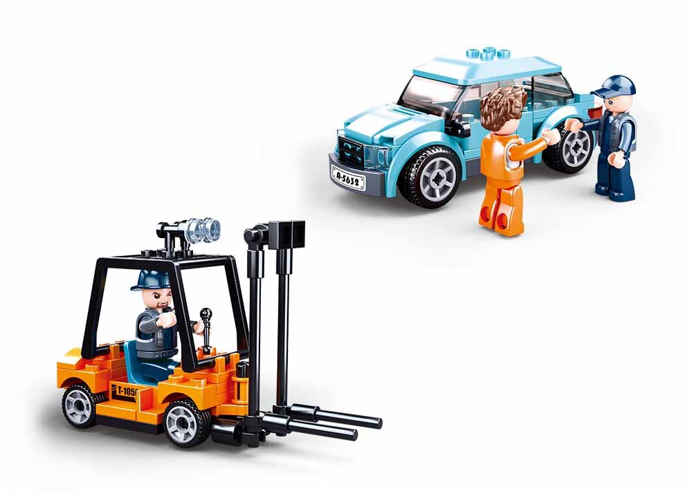 Oranžinis autokrautuvas, šviesiai mėlynas automobiliukas ir dvi figūrėlės