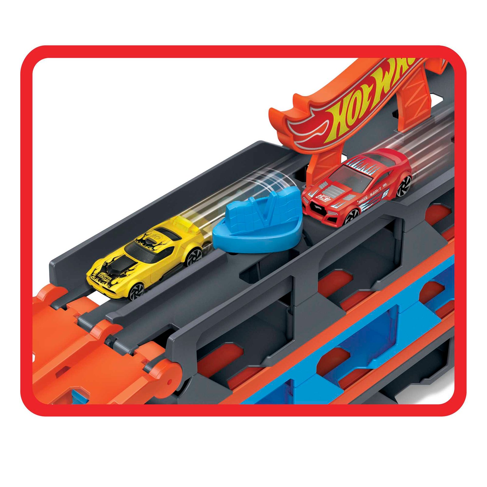 Dvi mašinėlės lygiagrečiose juostose prie finišo mechanizmo ir Hot Wheels arkos