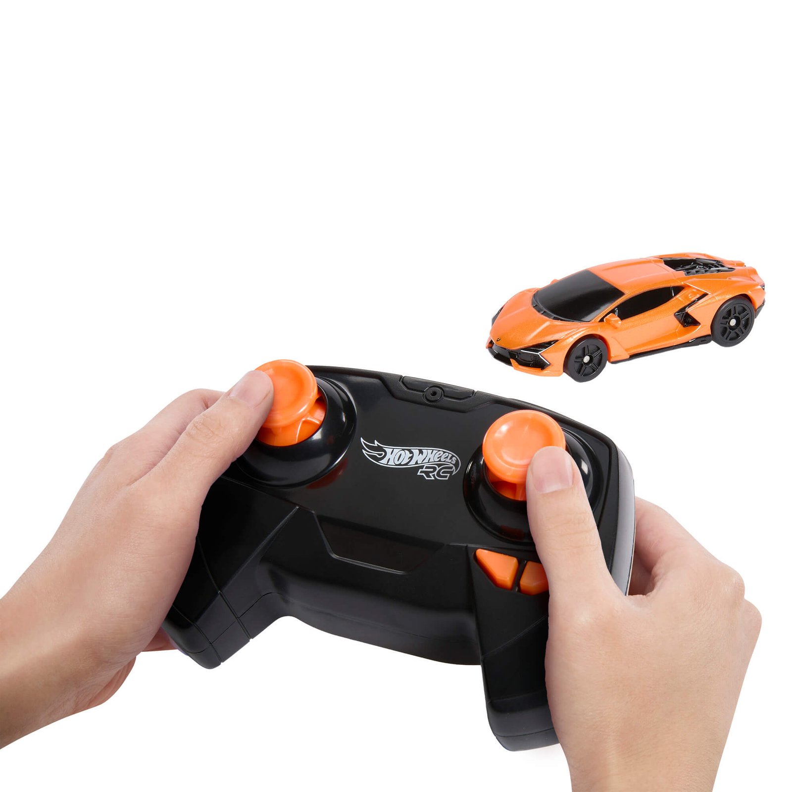 Vaiko rankos laiko pultelį, šalia – oranžinis Lamborghini