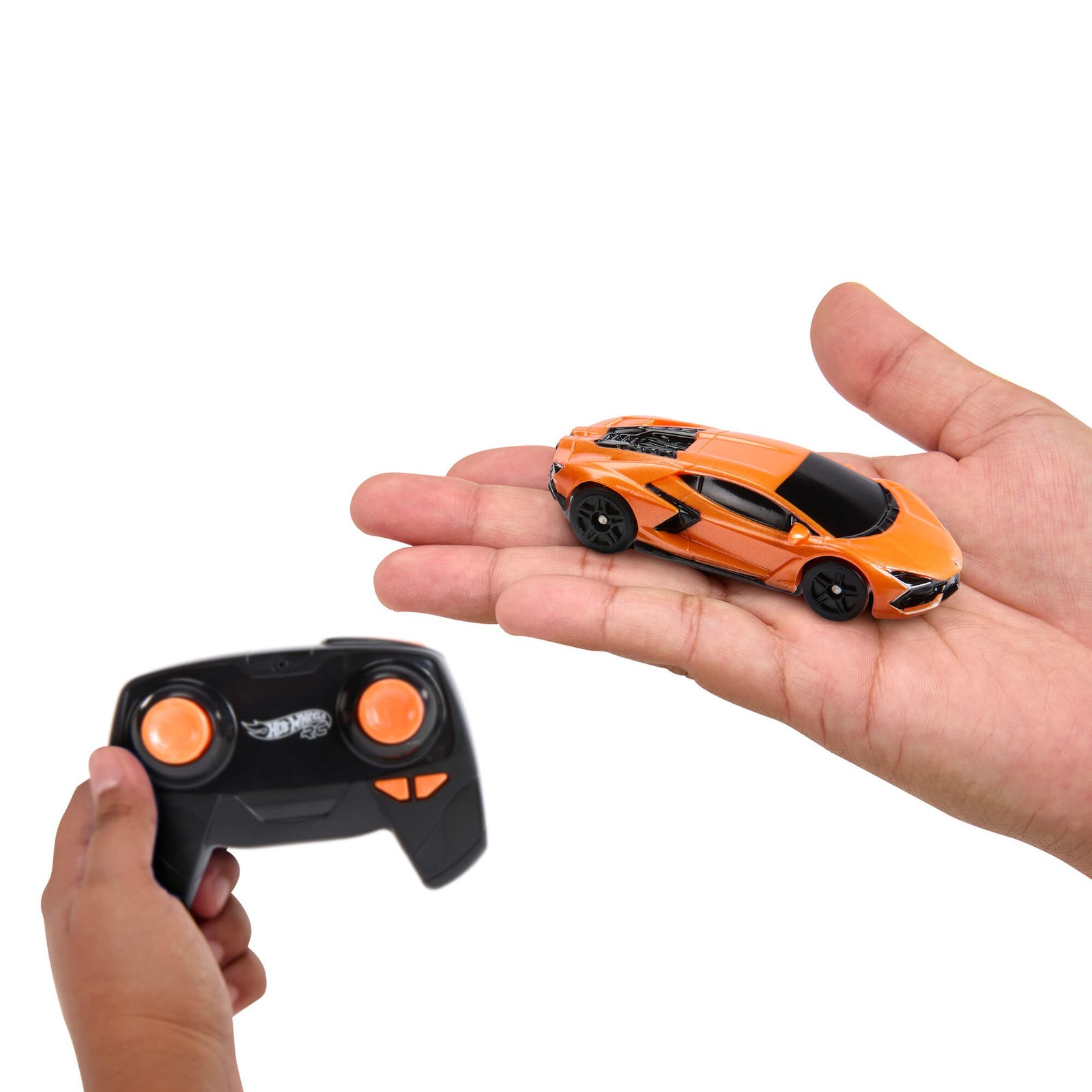 Lamborghini Revuelto automodeliukas ant delno, pultelis kitoje rankoje