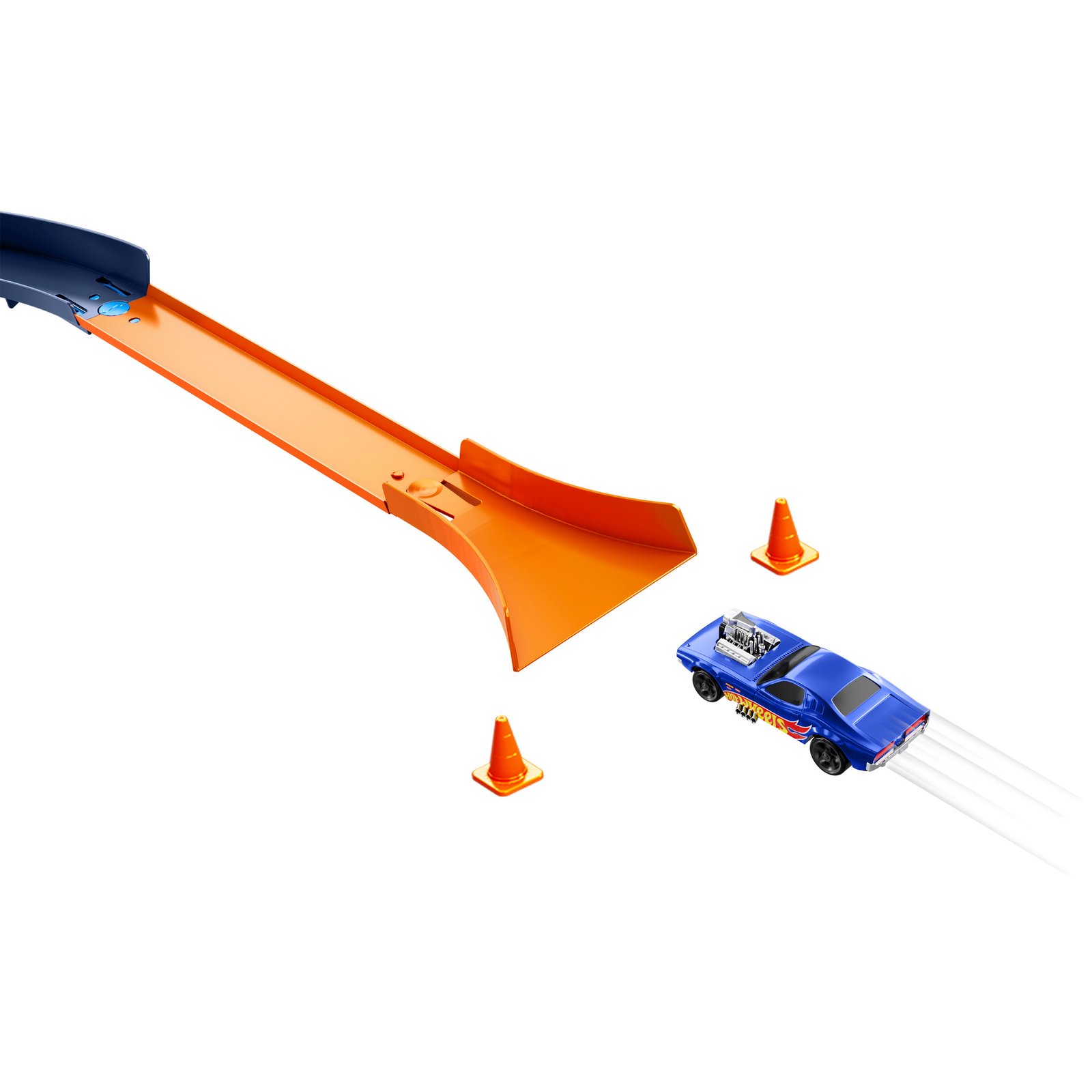 Mėlynas RC automodeliukas nušoka nuo oranžinio tramplino tarp kelio kūgių
