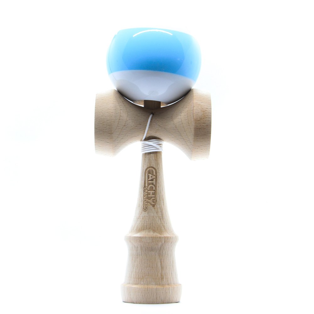 Mėlyna kendama YoYoFactory „Catchy Standard“ – šviesiai mėlynas kamuoliukas ant smaigalio