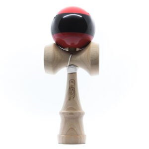 Raudona kendama YoYoFactory „Catchy Standard“ su juoda juosta per kamuoliuko vidurį