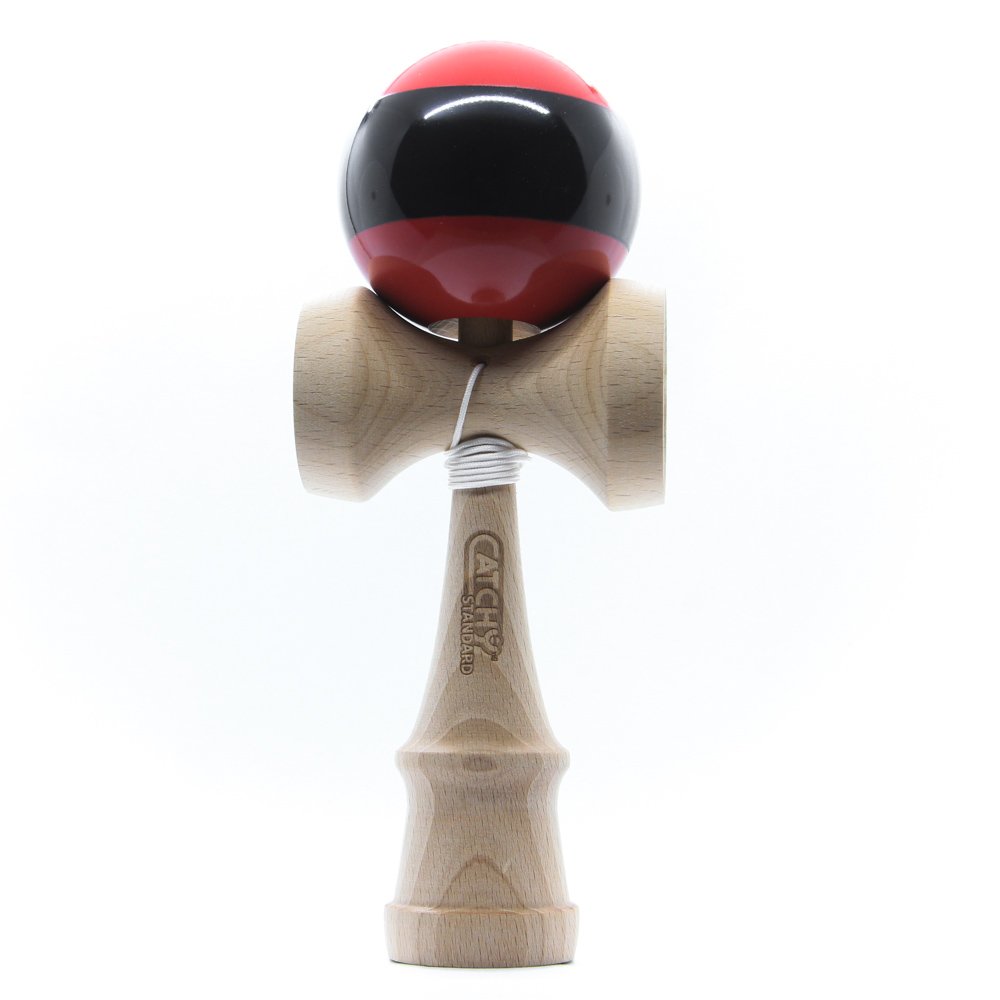 Raudona kendama YoYoFactory „Catchy Standard“ su juoda juosta per kamuoliuko vidurį