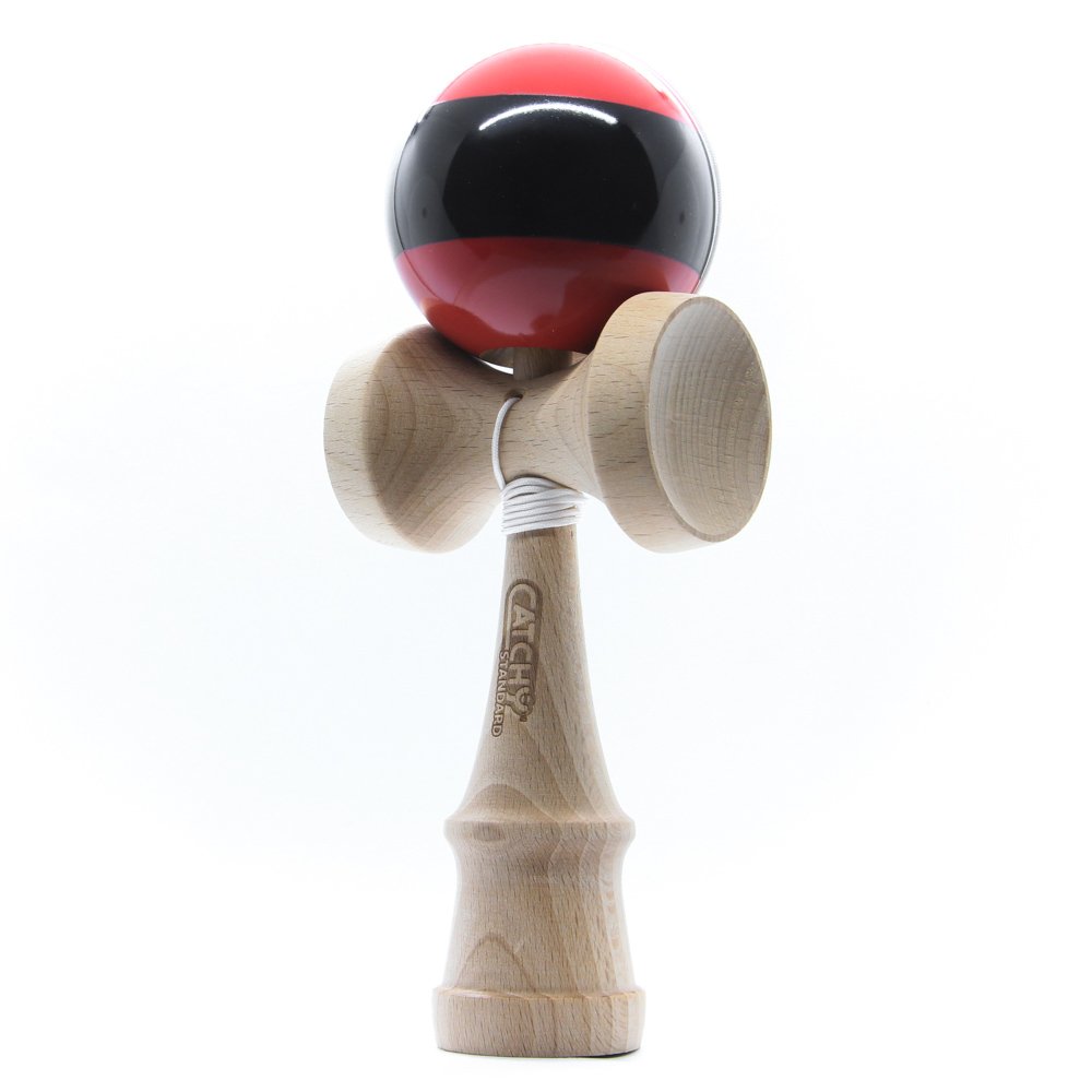 Raudona kendama iš kito kampo – matyti kaušeliai ir virvelė