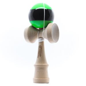 Žalia kendama YoYoFactory „Catchy Standard“ su juoda juosta per kamuoliuko vidurį