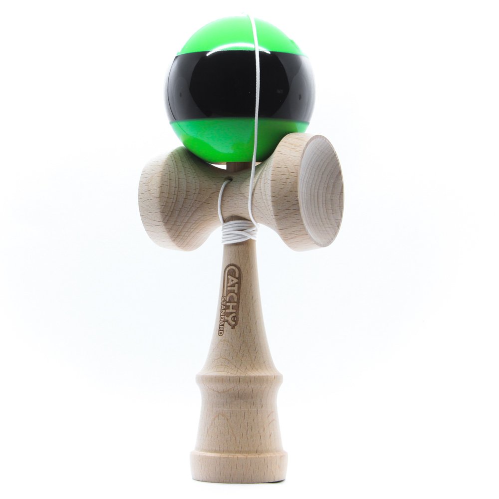 Žalia kendama YoYoFactory „Catchy Standard“ su juoda juosta per kamuoliuko vidurį