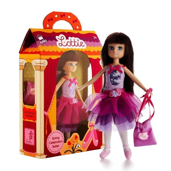 Lėlė balerina tamsiais plaukais, baltu violetiniu triko ir rožiniu violetiniu tutu, su rožiniu maišeliu šalia teatro stiliaus pakuotės