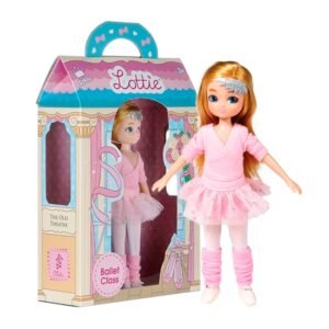 Lėlė baleto pamokai šviesiais plaukais su sidabriniu lankeliu, rožiniu megztuku, tutu ir antkojais šalia pakuotės „Ballet Class“
