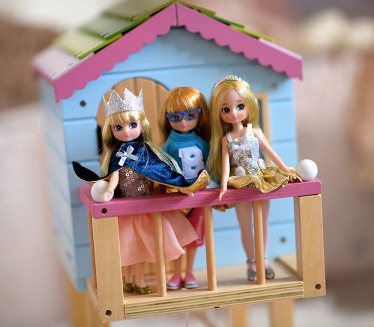 Lottie lėlės žaidžia kartu ant žaislinio namelio balkono (į rinkinį įeina tik viena lėlė)