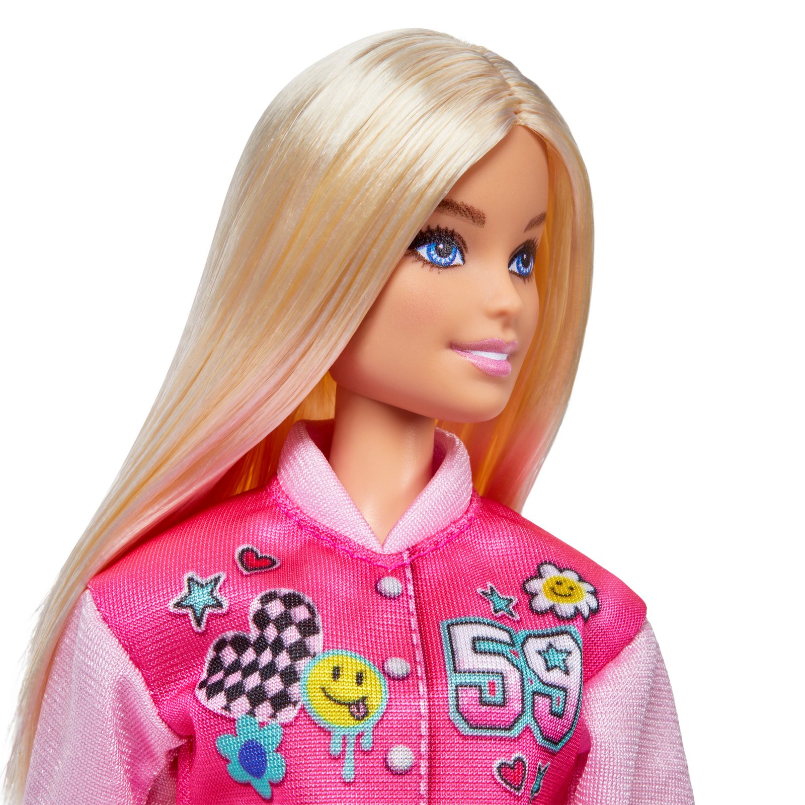 Barbie portretas – rožinė koledžo striukė su skaičiumi 59 ir antsiuvais