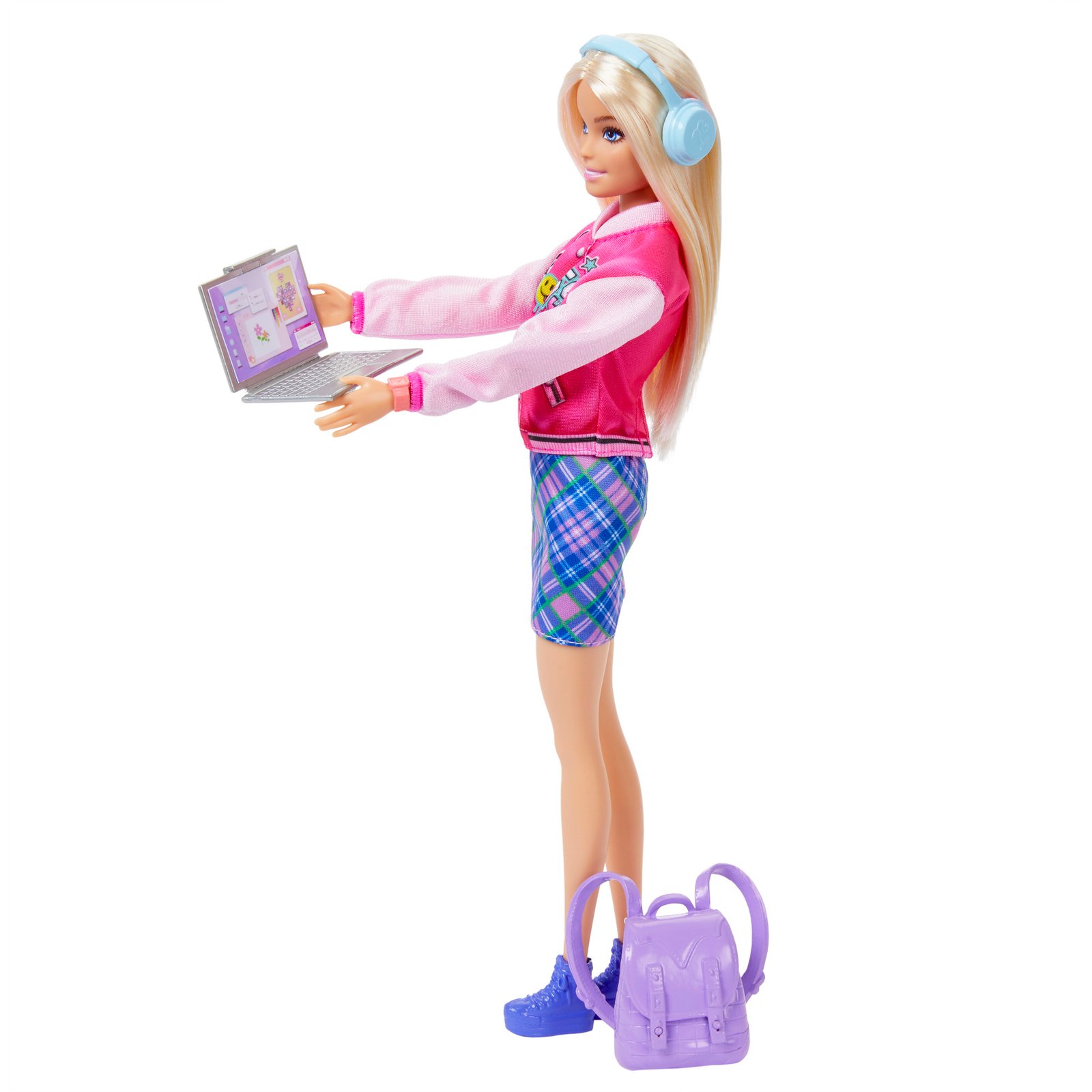 Barbie su žydromis ausinėmis rankose laiko nešiojamąjį kompiuterį, šalia kuprinė
