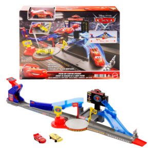 Disney Pixar Cars Piston Cup triukų trasa pakuotėje ir surinkta