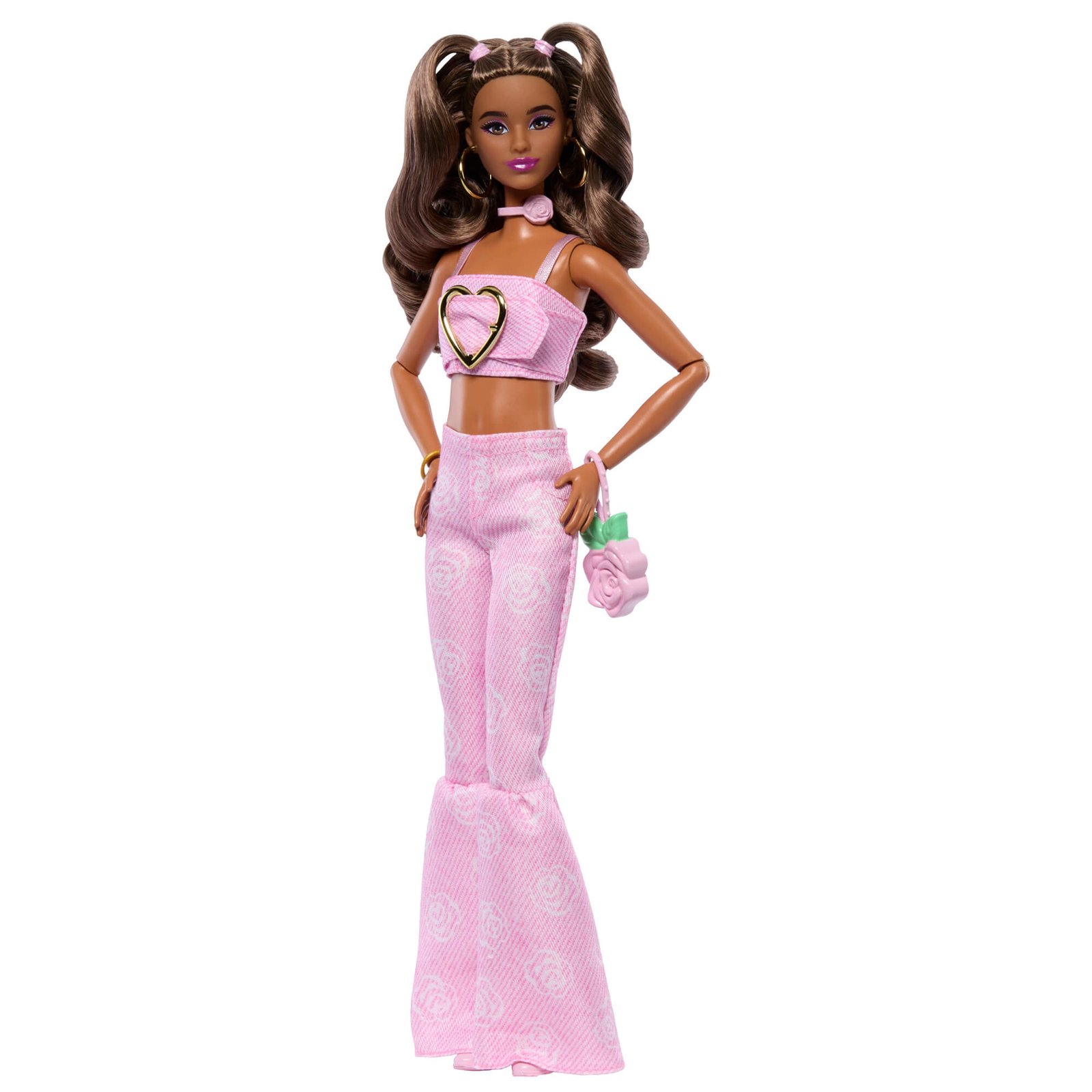 Rudaplaukė Barbie lėlė Nr. 12 rožiniu topu ir platėjančiais džinsais pozuoja su ranka ant klubo