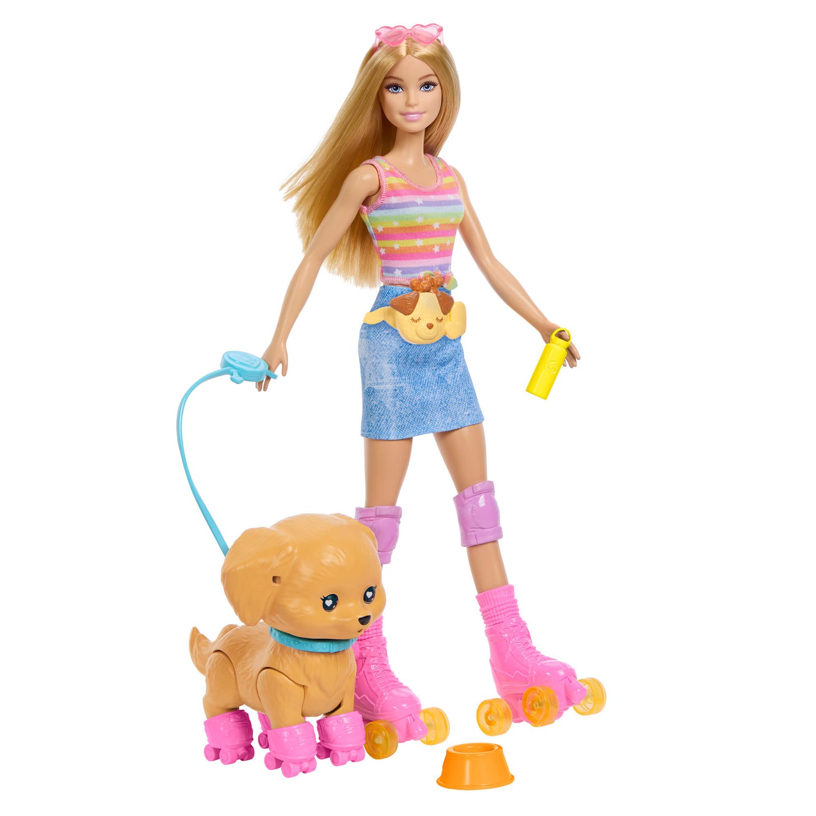 Šviesiaplaukė Barbie riedučiais veda pavadėliu šuniuką, kuris taip pat su riedučiais