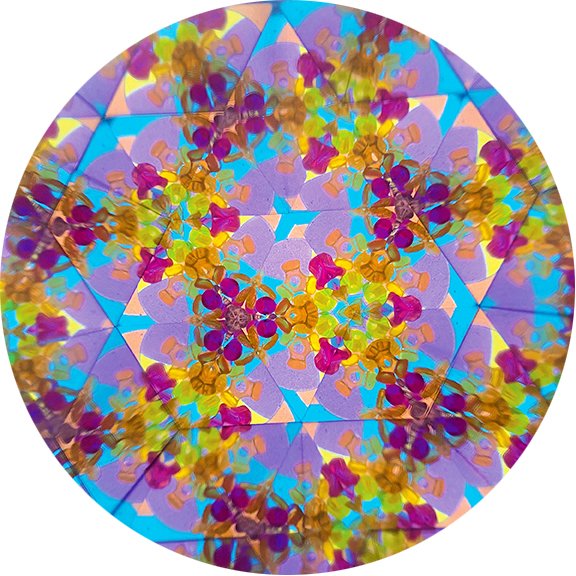 Pro kosminį kaleidoskopą matomas violetinių, turkio ir geltonų atspalvių raštas
