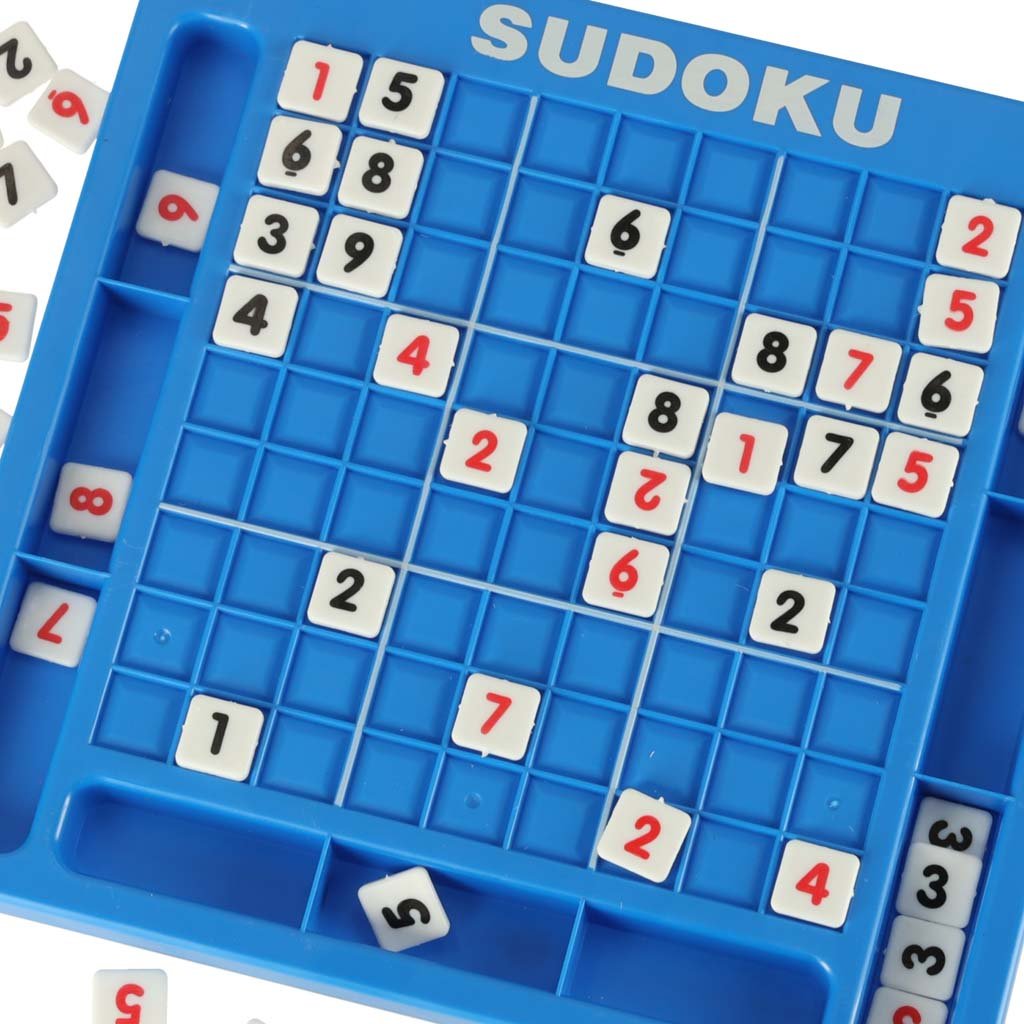 Sudoku lenta iš arti su skaitmenų plytelėmis