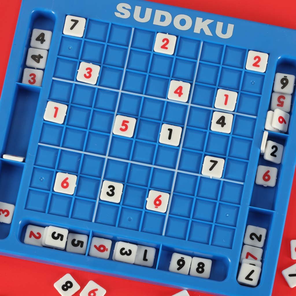 Pradėta sudoku užduotis ant raudono fono