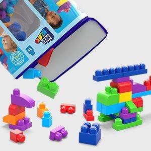 Iš krepšio išbirusios kaladėlės ir iš jų pastatytas sraigtasparnis