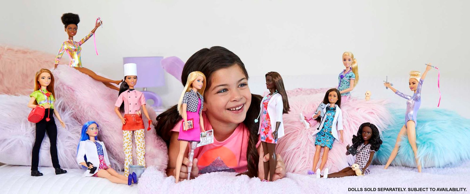 Mergaitė tarp įvairių Barbie profesijų lėlių – lėlės parduodamos atskirai
