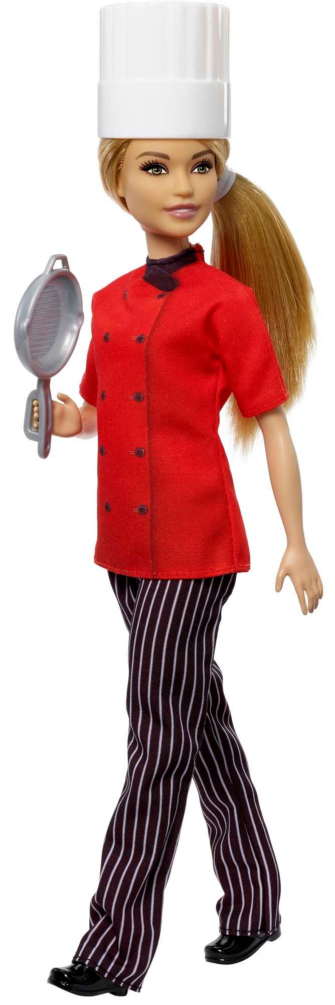 Šviesiaplaukė Barbie virėja su balta kepure, raudona striuke ir keptuve