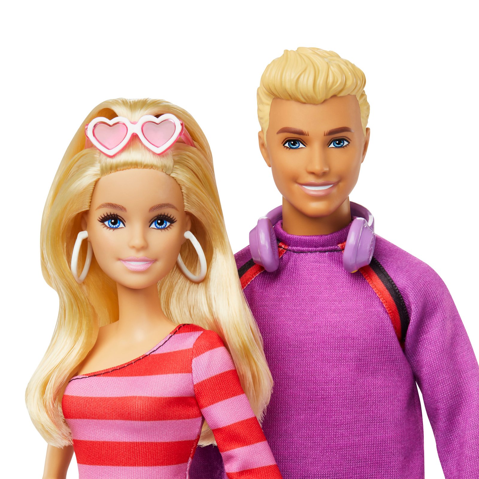 Barbie su širdelių akiniais ir Kenas su ausinėmis iš arti