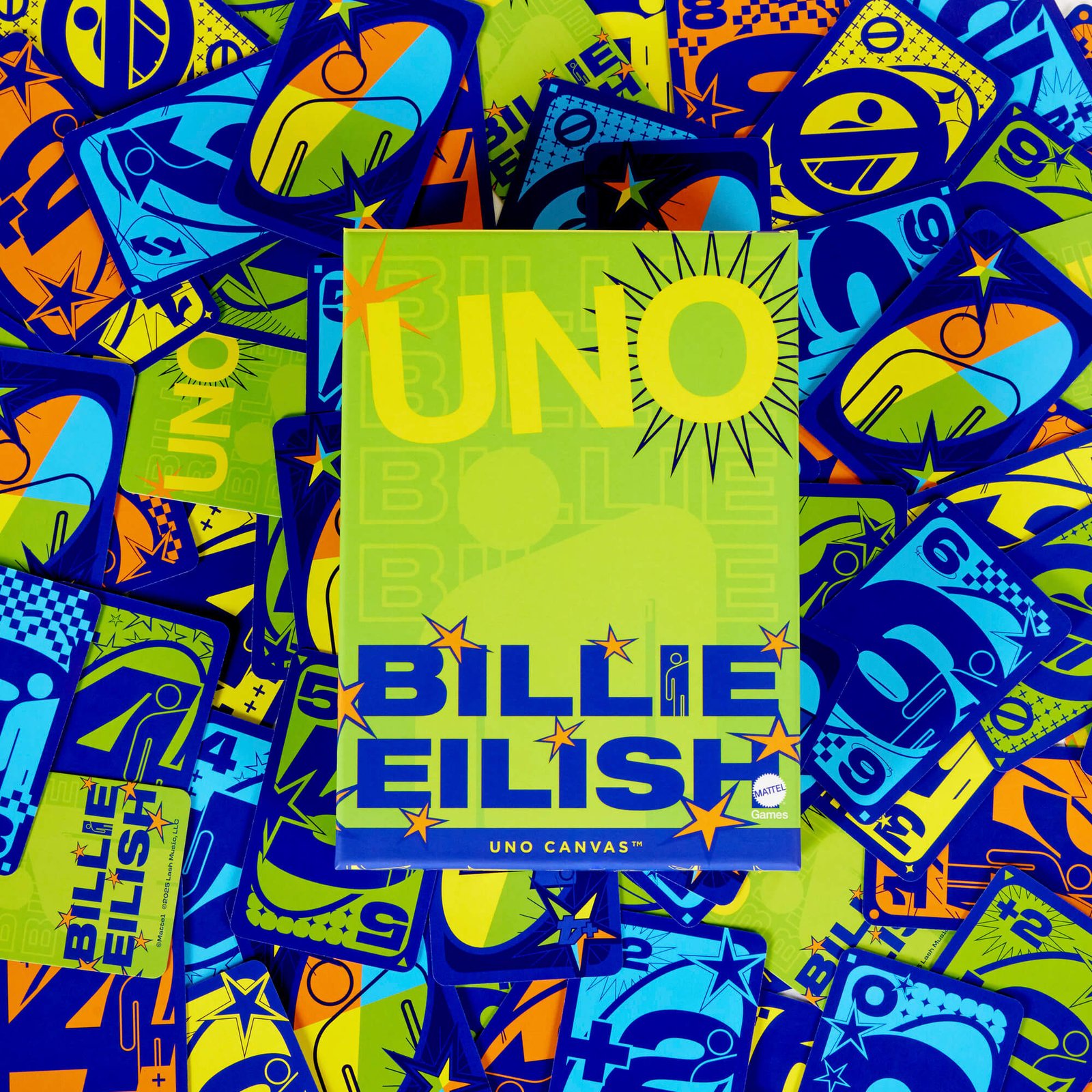 UNO Billie Eilish pakuotė ant išbarstytų kortų fono