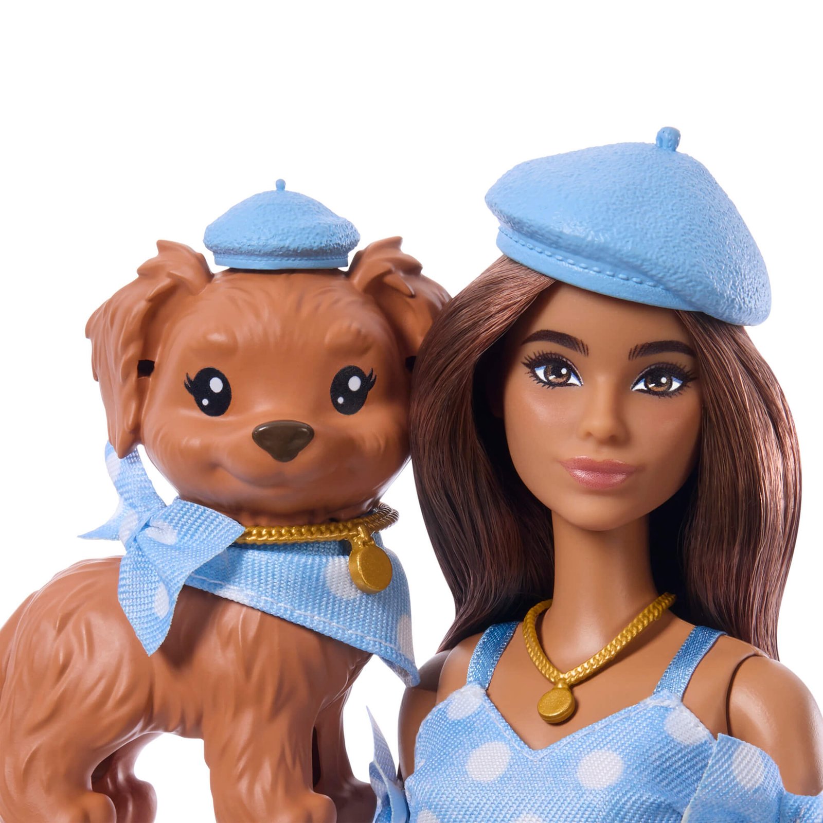 Barbie ir šuniukas su vienodomis mėlynomis beretėmis ir auksiniais vėriniais