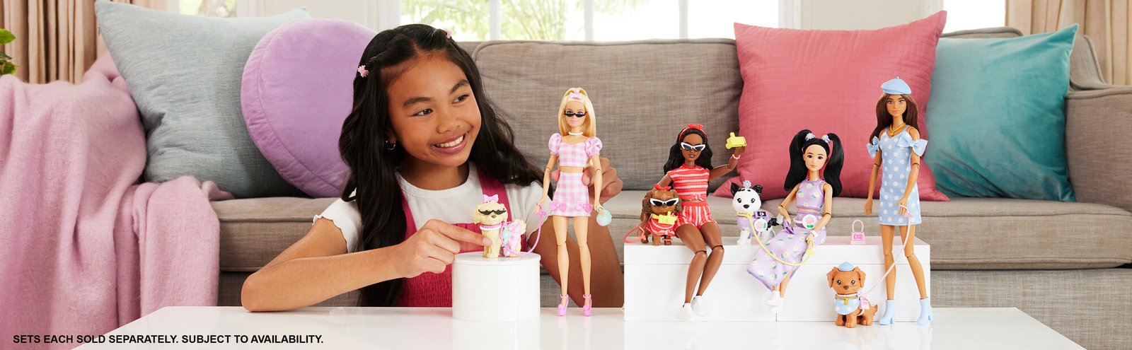 Mergaitė žaidžia su Barbie Twinning Looks lėlėmis ir jų šuniukais