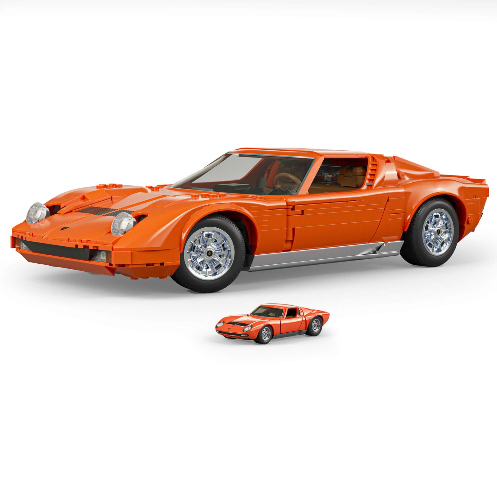 Oranžinis 1:12 Miura P400 SV modelis šalia mažos 1:64 metalinės mašinėlės