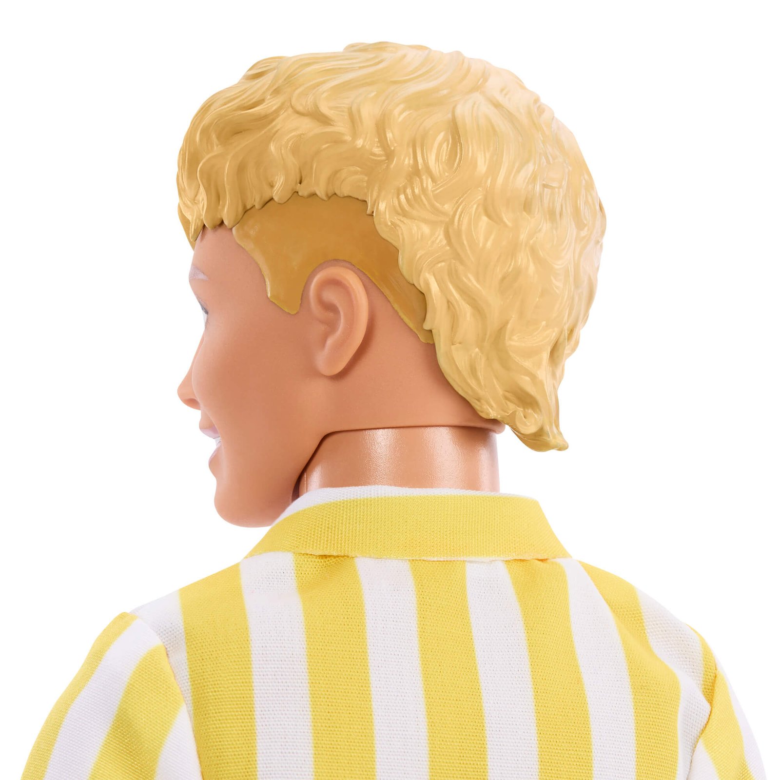 Keno „mullet“ šukuosena – ilgesni plaukai pakaušyje, vaizdas iš šono ir nugaros