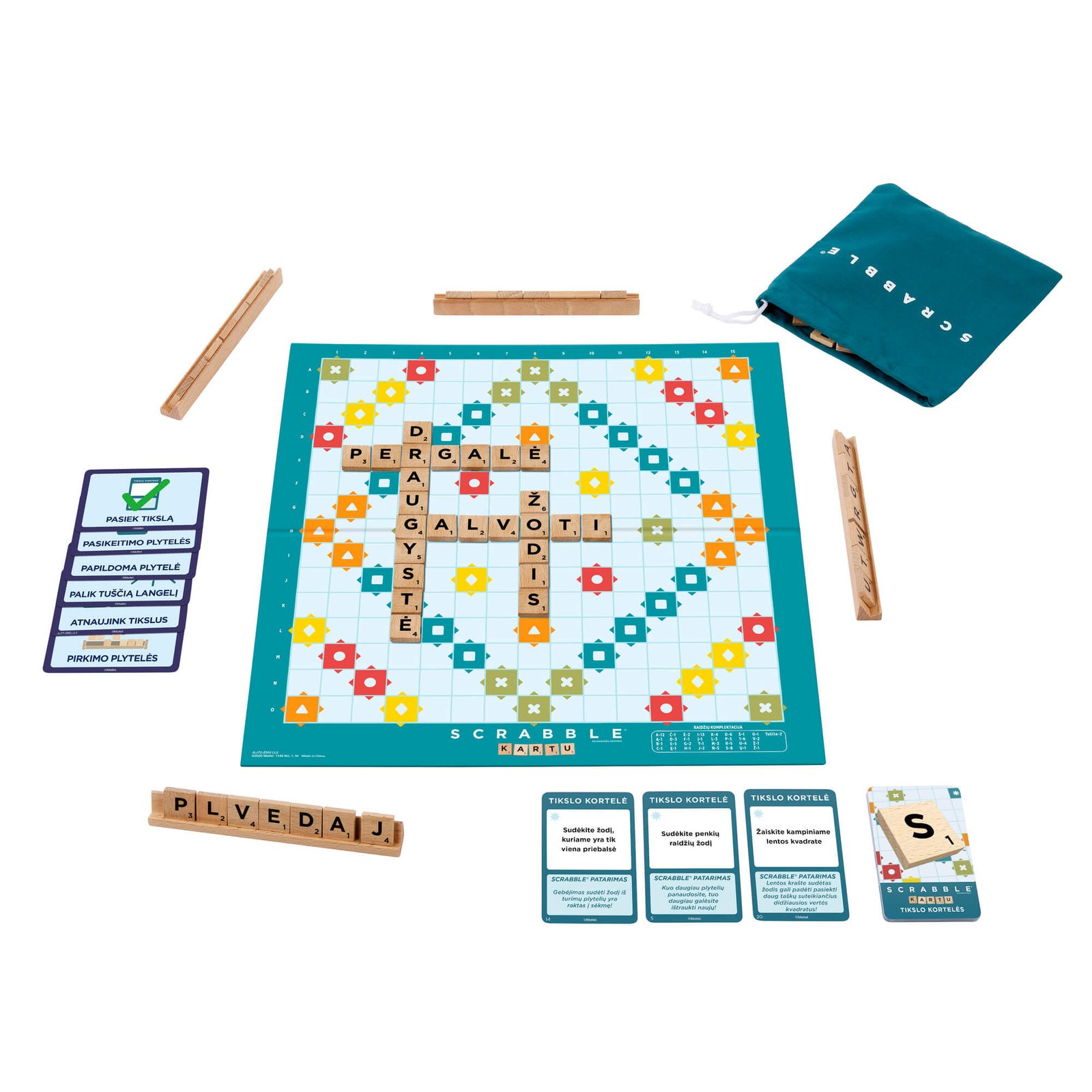„Scrabble kartu“ partija: lenta su žodžiais, tikslo kortelės ir laikikliai