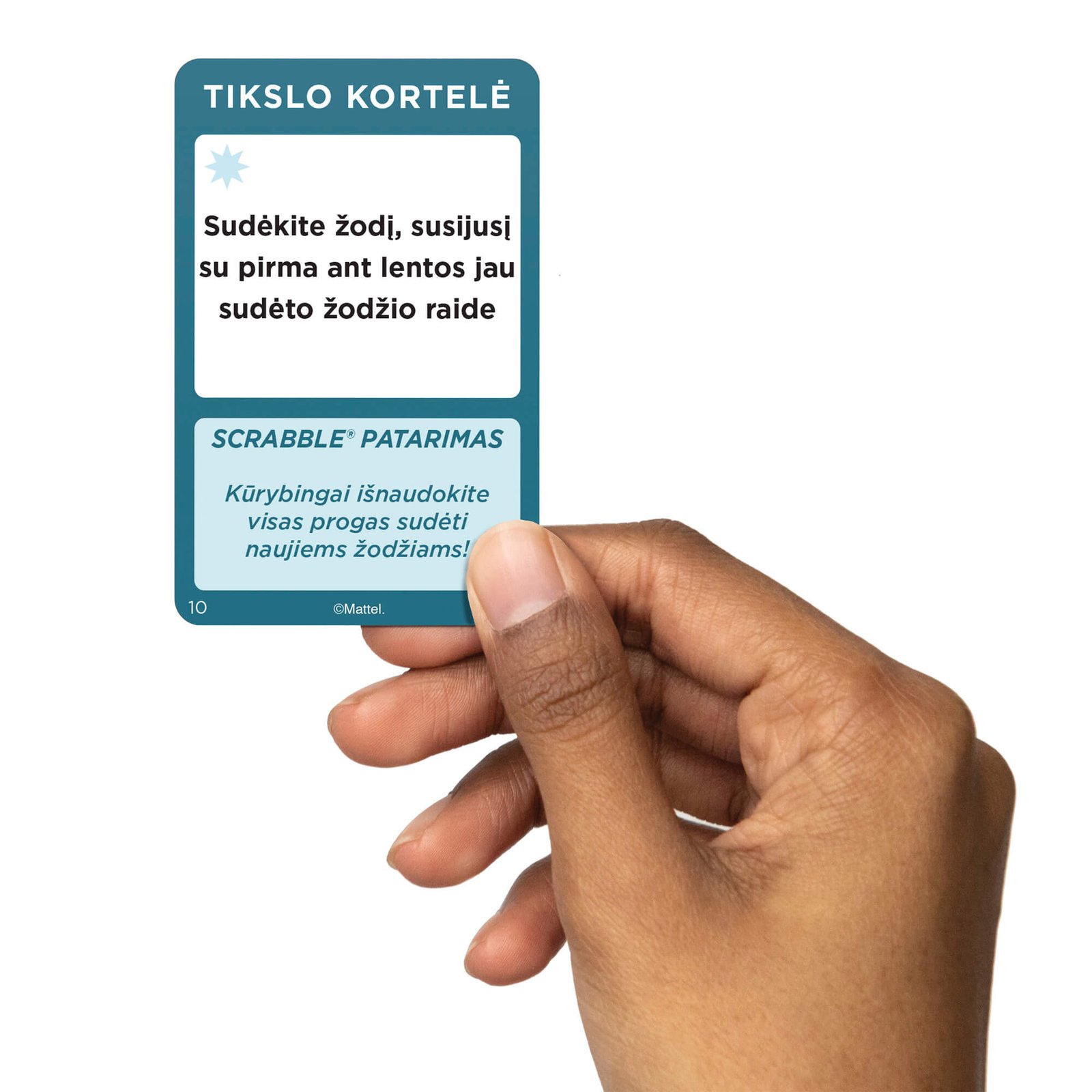 Tikslo kortelė rankoje su užduotimi ir Scrabble patarimu