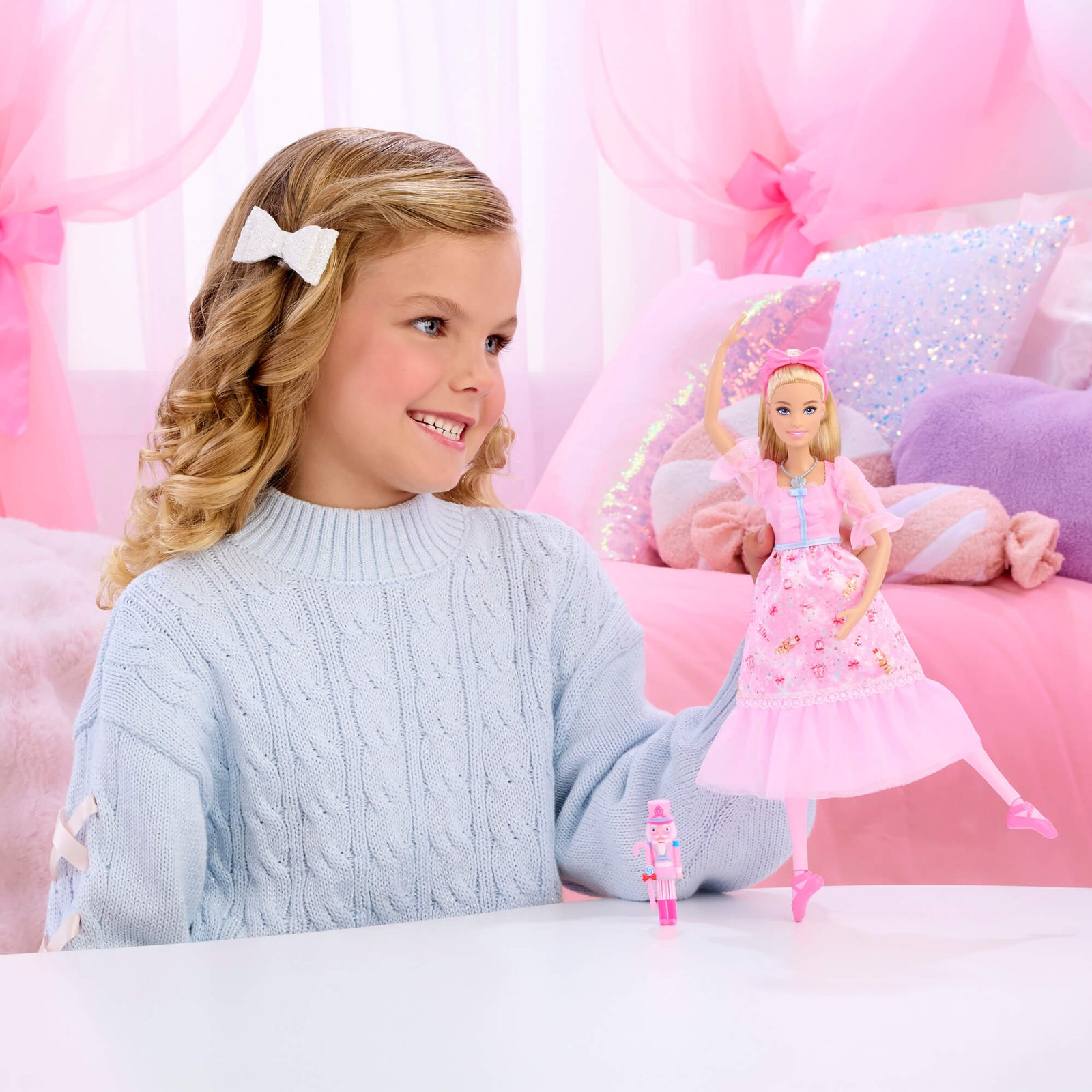 Mergaitė žaidžia su Barbie lėle Klara ir spragtuku