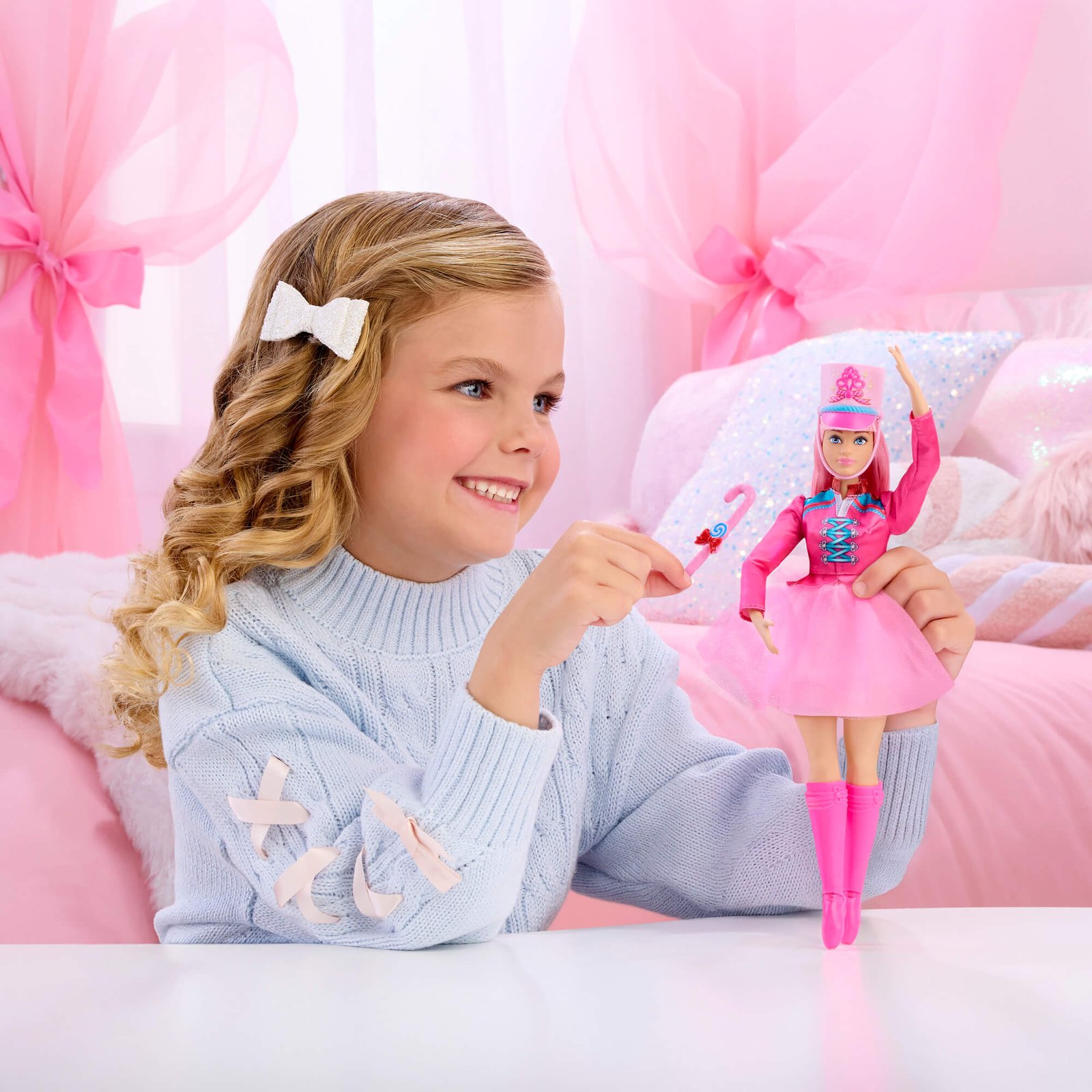 Mergaitė žaidžia su Barbie lėle Deize ir karameline lazdele