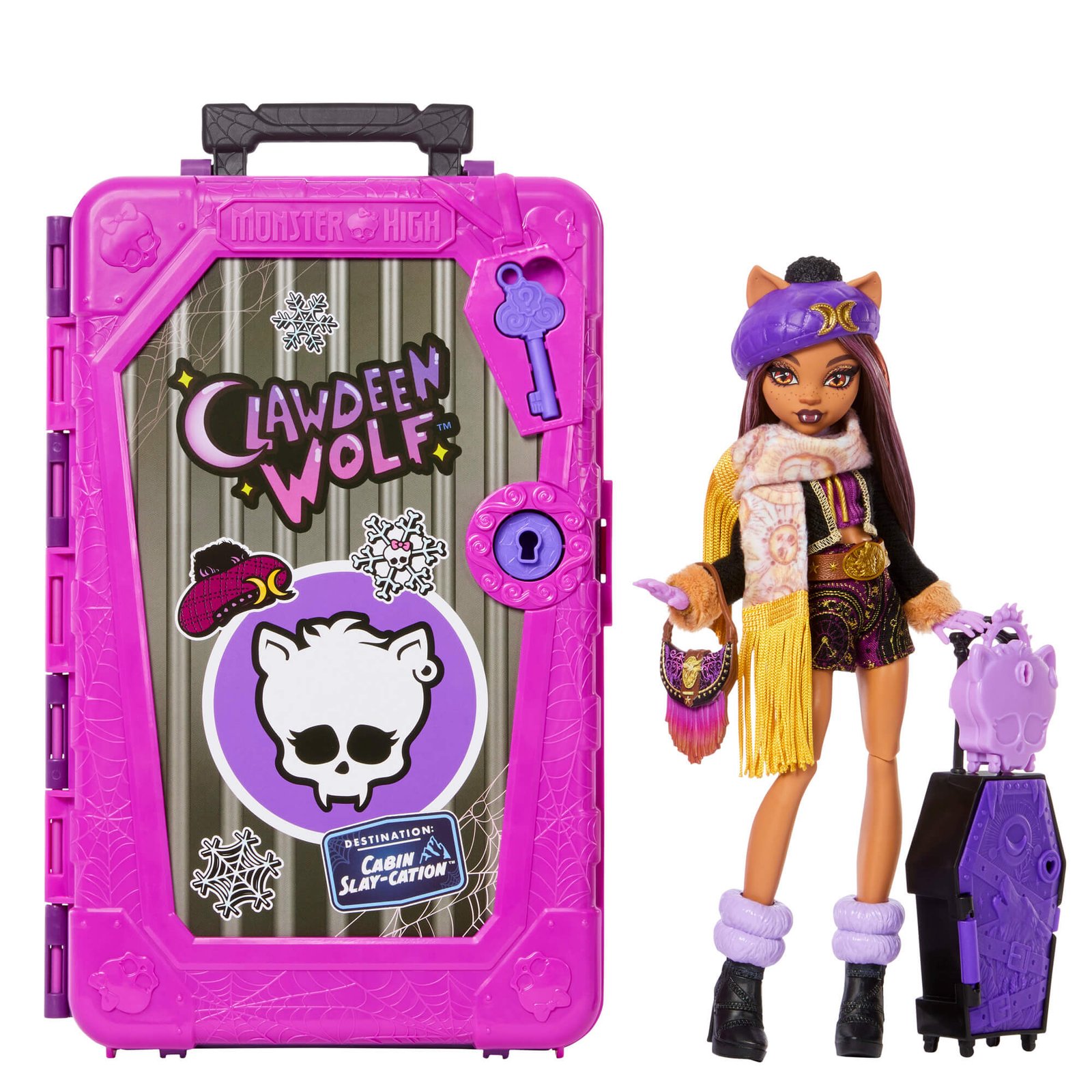 Clawdeen Wolf su berete ir šaliku prie uždaryto purpurinio lagamino