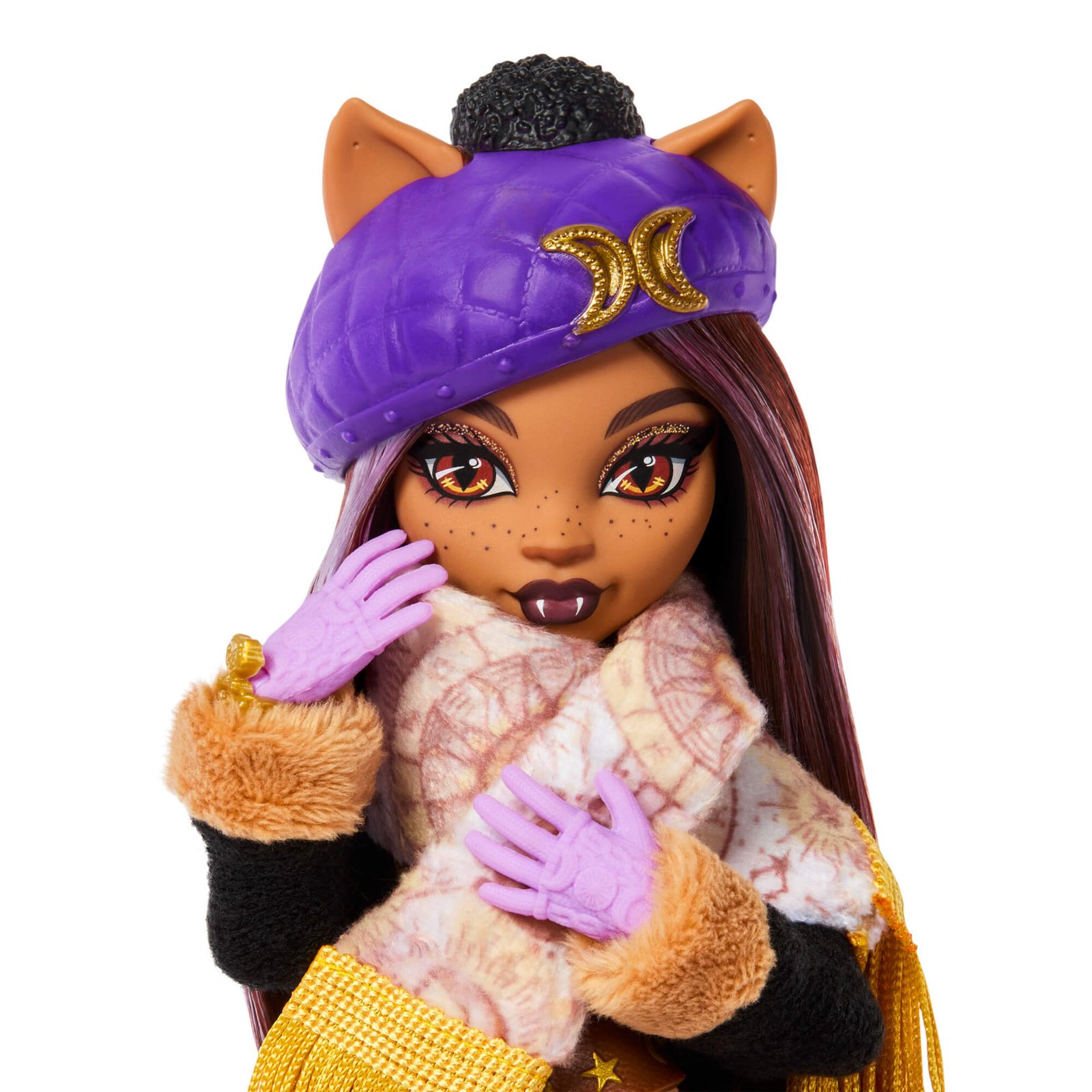 Clawdeen veidas iš arti su violetine berete ir pirštinėmis